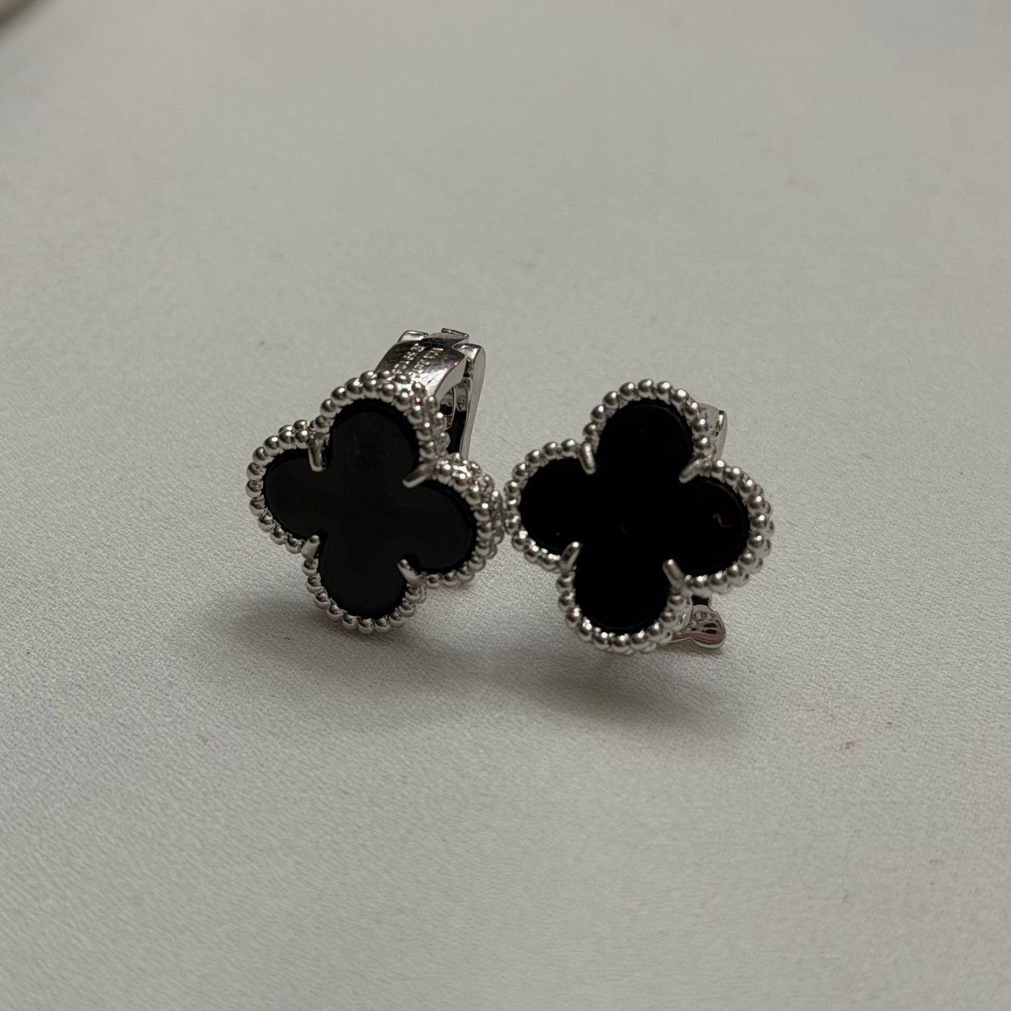 Noir Clover Stud Earrings – Silver